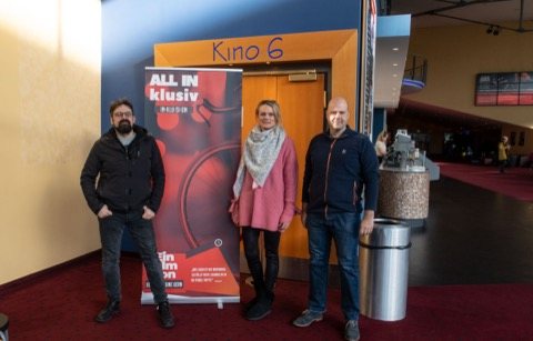 Roll-up-Plakat vor dem Kinosaal