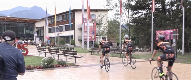 Ankunft des Teams vor einem Rathaus