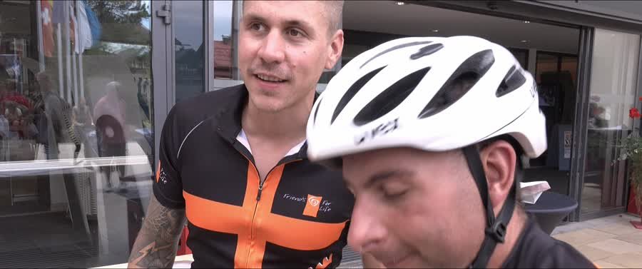 Torsten im Gespräch mit einem Teamkollegen